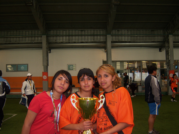 Silvia, Yuli y Jesica con la Copa